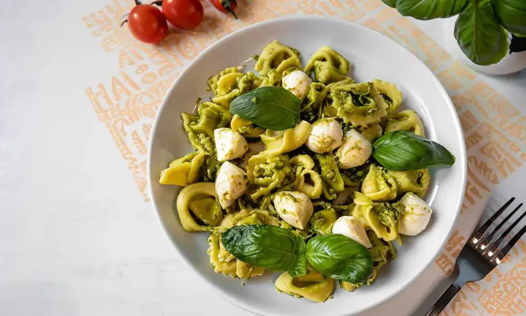 Easy Pesto Tortellini Pasta Salad